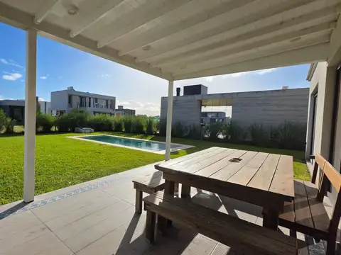 Casa en Venta con 3 cocheras