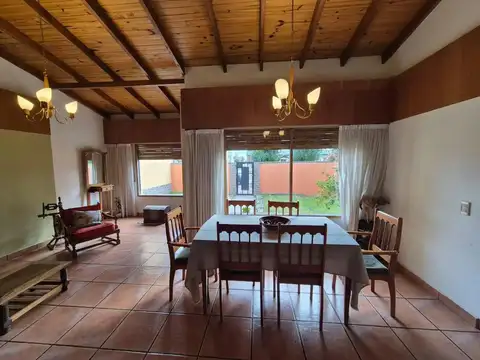 Casa 4 ambientes con 2 baños