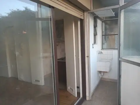 1 AMB.AL FRENTE. CON BALCÓN. APTO PROFESIONAL. ALQUILADO