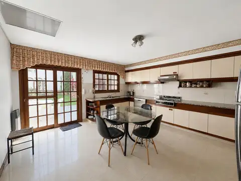 Venta de Casa LOTE PROPIO de 4 ambientes con Cochera, Jardín, Parrilla y Terraza en Caballito