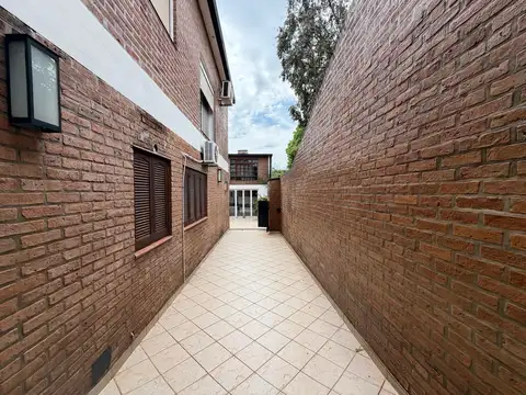 Casa 8 ambientes con 6 baños