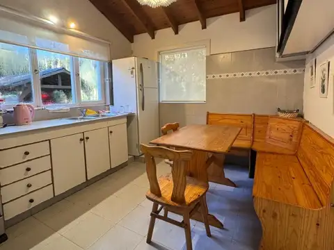 Tìpica cabaña en el bosque de Carilo.