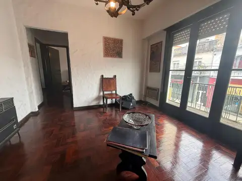 Muy buen departamento de 3 ambientes con balcón y patio