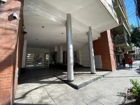 Semipiso de 2 dormitorios con cochera fija cubierta en venta en Caballito.