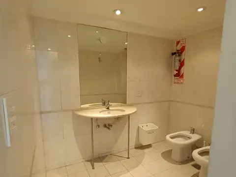 Oficina 2 ambientes con 2 baños