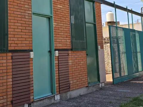 Departamento en alquiler de Un dormitorio. Todo en P. Baja. Cochera. Sin expensas.