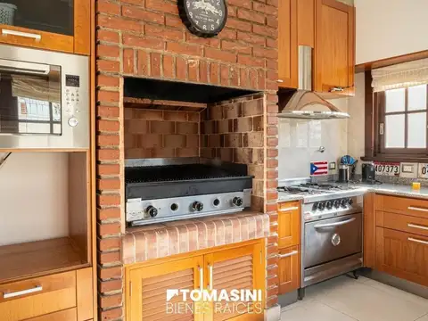 CHALET DE 4 AMBIENTES CON GARAGE, PARQUE Y PISCINA