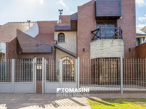 CHALET DE 4 AMBIENTES CON GARAGE, PARQUE Y PISCINA