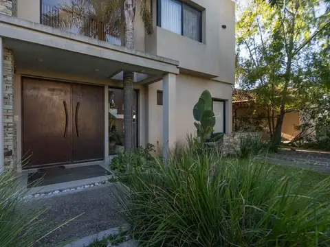 Casa en Venta con 4 cocheras