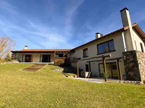 Casa 5 ambientes con 2 baños