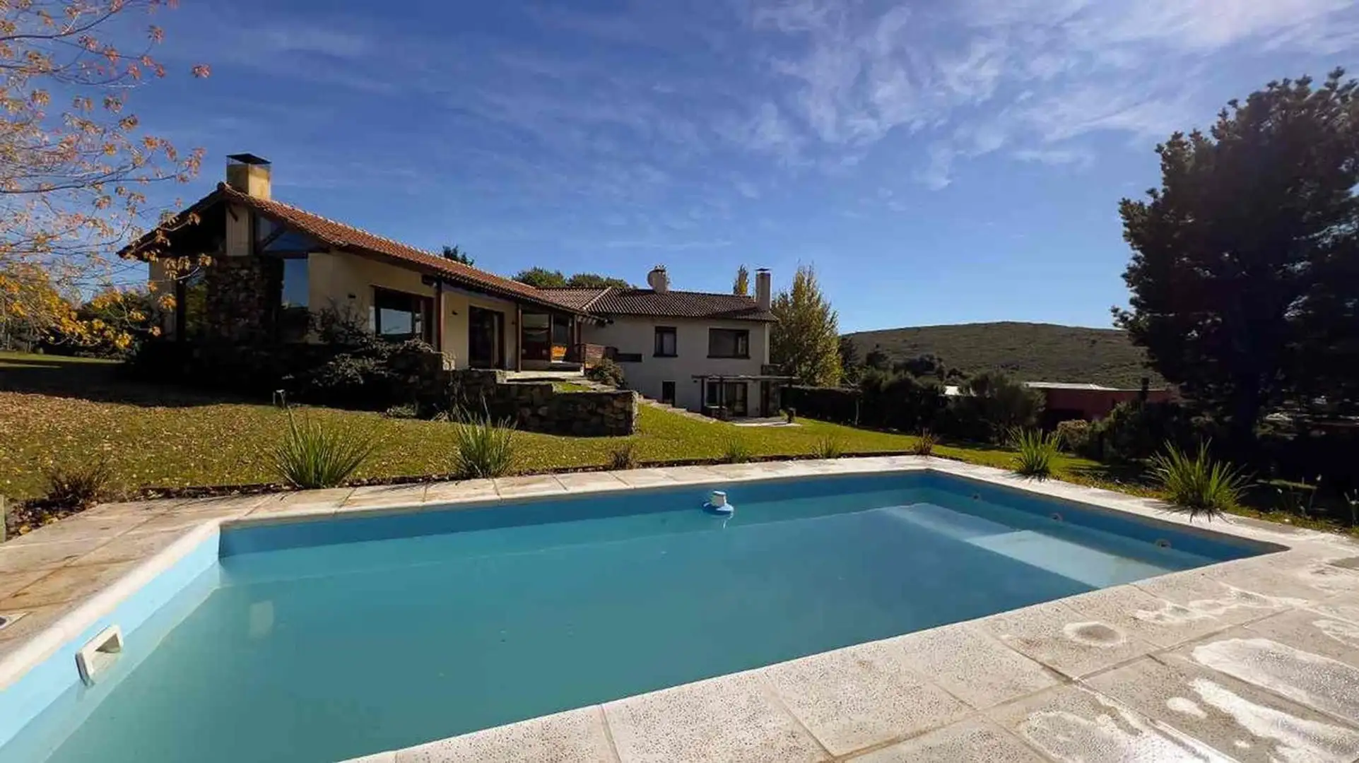 VENTA CASA DE CATEGORÍA – ZONA DON BOSCO, TANDIL