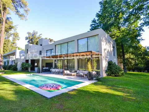 Casa en Venta con 4 cocheras