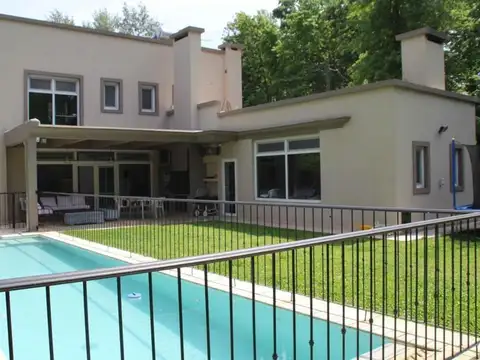 CASA en VENTA en CUBA Villa de Mayo 4 AMB JARDÍN PILETA 