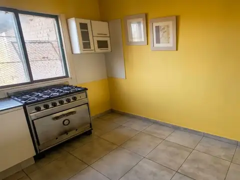 Casa 6 ambientes con 2 baños