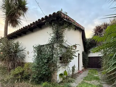Casa en venta - 4 Dormitorios 1 Baño - La Plata
