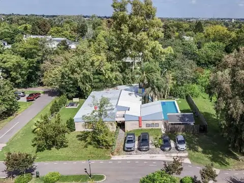 NEWMAN II, casa restaurada en VENTA  con gran lote y pileta