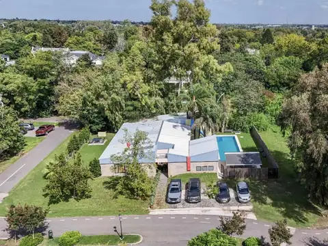NEWMAN II, casa restaurada en VENTA  con gran lote y pileta