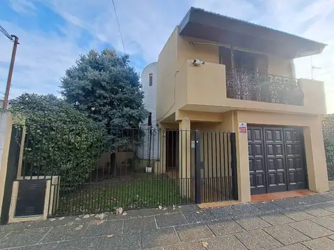 Venta Casa de 4 ambientes con Patio y Galpón.