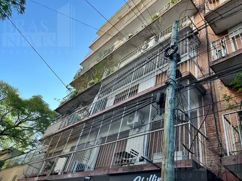 3 amb. al frente con balcón y patio interno en el centro de OLIVOS