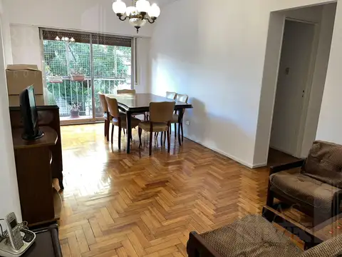3 amb. al frente con balcón y patio interno en el centro de OLIVOS