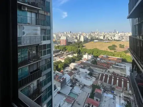Venta departamento, 3 ambientes con balcón corrido, piso 19, vista abierta, Parque Patricios.