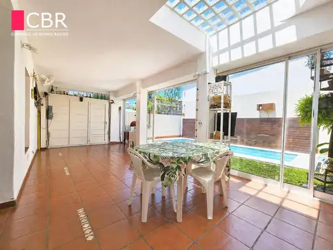 Casa en Venta con 2 cocheras