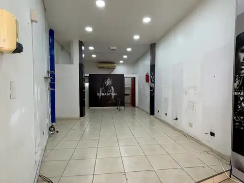 Recoleta - Local Comercial 58 m² a la Calle - Amplia Vidriera