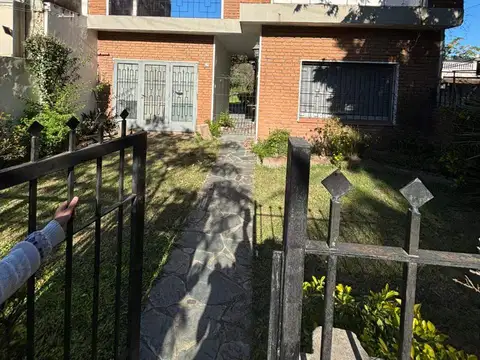 Casa en alquiler c/ cochera en Bella Vista