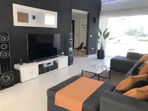 Casa en Venta en Nordelta – Barrio Los Lagos | 5 Dormitorios + Servicio | Piscina Climatizada | Gale