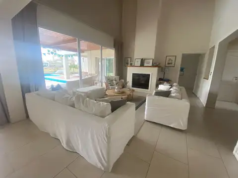 Casa en alquiler temporario, 3 dormitorios en Benavidez, con parrilla