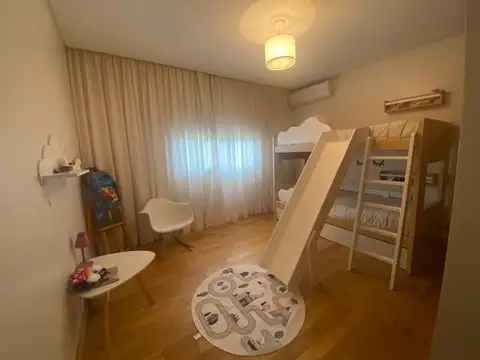 Casa en Alquiler con 4 cocheras