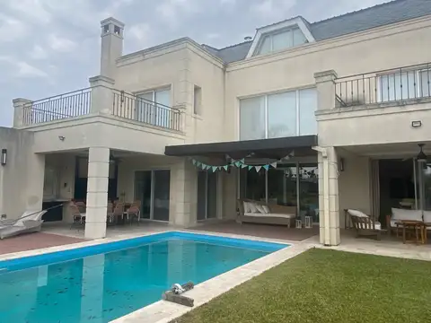 Casa en Alquiler con 4 cocheras
