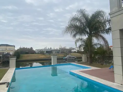 Casa 5 ambientes con 4 baños