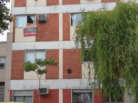 DEPARTAMENTO DE 2 AMBIENTES PEQUEÑO, CON LAVADERO // 3er PISO POR ESCALERA // 
