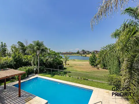 Casa en venta en La Reserva con vista al golf y laguna