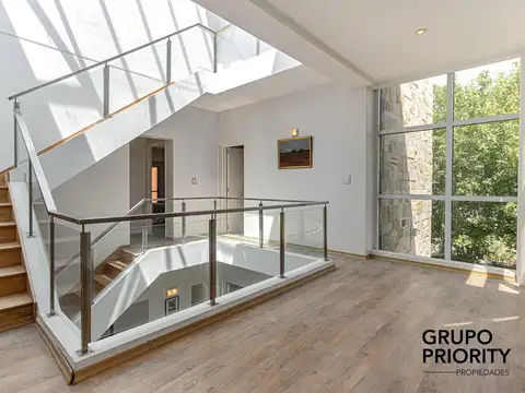 Casa 10 ambientes con 6 baños