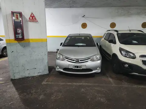 EXCELENTE COCHERA PARA AUTO GRANDE