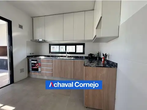 Casa en Alquiler con 3 cocheras