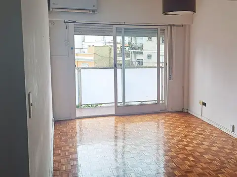 Regio 2 ambientes 4to piso al frente con balcón 45 m2