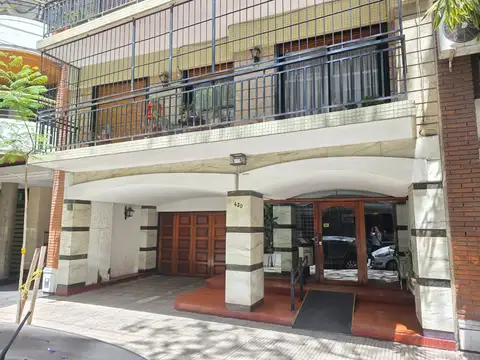 Departamento de 3 ambientes al frente con balcon Terraza.-