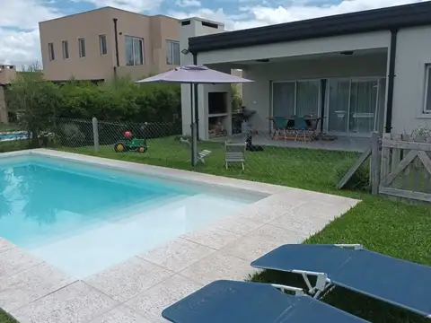 Casa 4 amb. Pileta y Jardín en venta en San Alfonso (Pilar del Este)