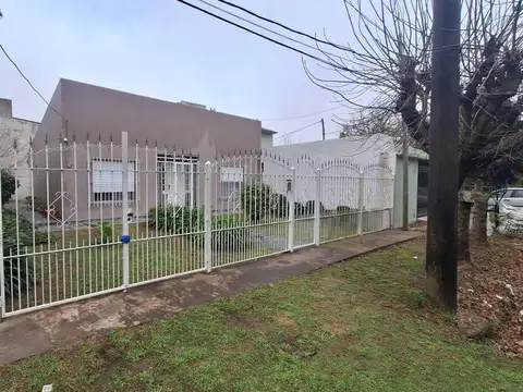 24 e/ 498 y 499 N°3378