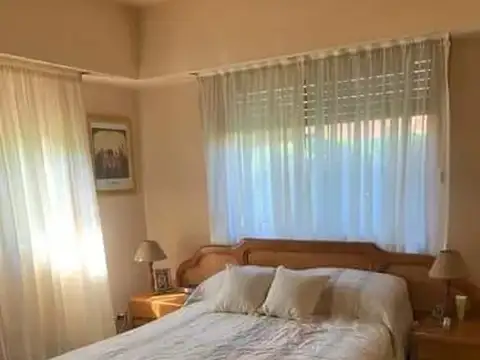 EXCELENTE CASA 3 AMBIENTES BARRIO CERRADO. ESCUCHA OFERTA.