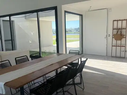 Casa en Venta con 3 cocheras