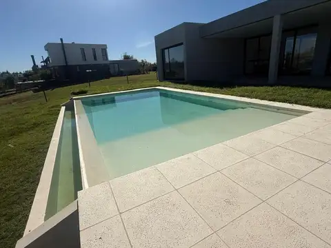 VENTA DE CASA AL RIO 259m2 EN NAUDIR