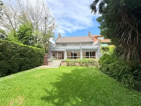 Casa en venta en excelente zona de Acassuso , con muy lindo jardín y pileta al norte.