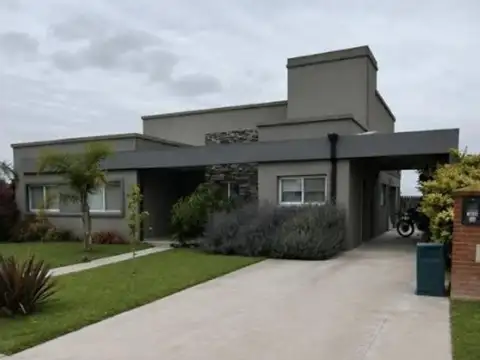 Casa vista a la laguna con pileta y parrilla