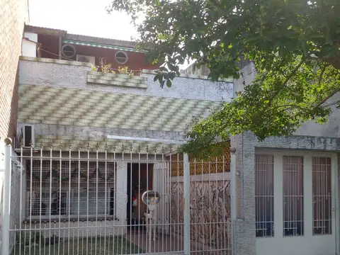 PH PLANTA BAJA SIN EXPENSAS CON MUCHO POTENCIAL- 2 BAÑOS- AMPLIO GARAGE CUBIERTO- -EXC. UBICACION