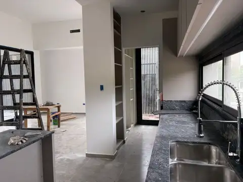 Casa 2 ambientes con 2 baños