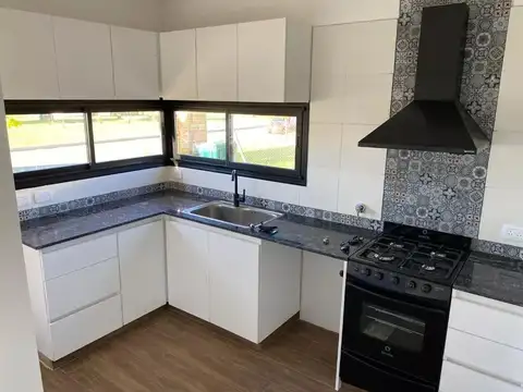 Casa 4 ambientes con 2 baños
